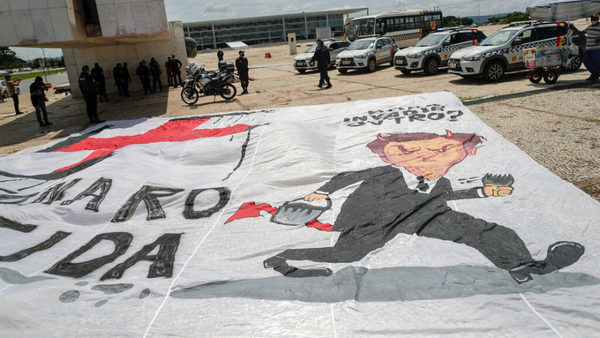 Detienen en Brasilia a manifestantes con una pancarta en la que se lee: “Bolsonaro genocida” | Ñanduti