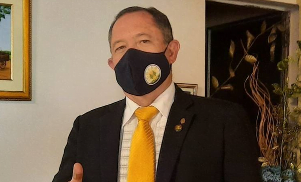 Director de hospital fue separado de su cargo por aplicarse la vacuna conta el Covid-19 - Noticiero Paraguay