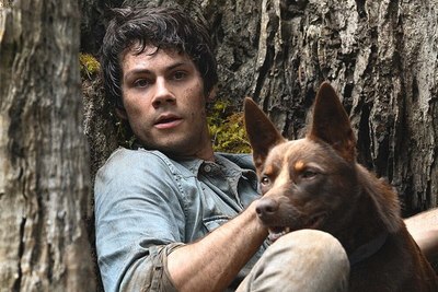 Amor y Monstruos: Dylan O’Brien corre de vuelta pero no en un laberinto