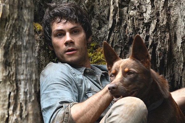 Amor y Monstruos: Dylan O’Brien corre de vuelta pero no en un laberinto