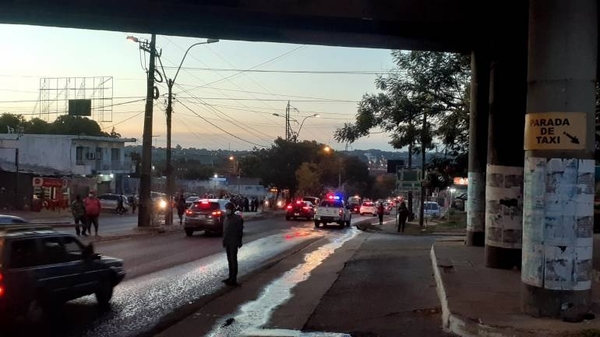 Diario HOY | Ciudadanos cierran la avenida en 4 Mojones cansados por la falta de buses