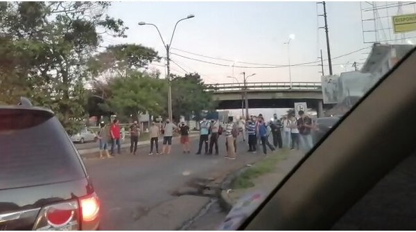 Pasajeros varados cierran avenida capitalina en repudio a reguladas - Nacionales - ABC Color