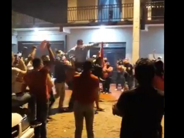 Hurreros se aglomeran para recibir a diputado que votó contra juicio político