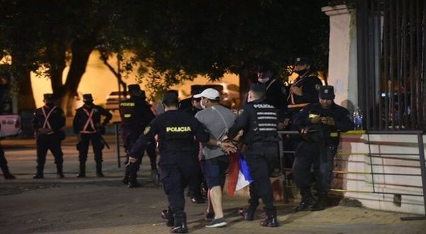 A los golpes y torturas de la Policía se le suma falta de atención médica | El Independiente