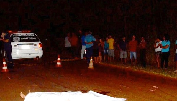Crónica / Encontraron el cadáver de un motoca tirado