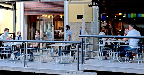 La Nación / Gastronómicos registran menores ventas, afirman