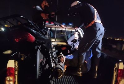 Policía detiene a dos “motochorros” tras incidentada persecución  - Nacionales - ABC Color