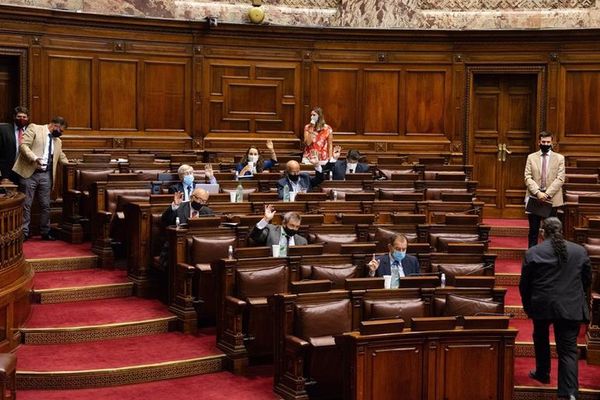 Parlamento uruguayo aprueba limitar reuniones y cambia proyecto del Gobierno - Mundo - ABC Color