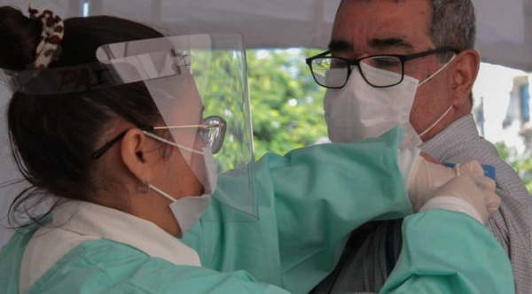 Ministerio de Salud pretende vacunar a mayores de 65 años desde abril - Noticiero Paraguay