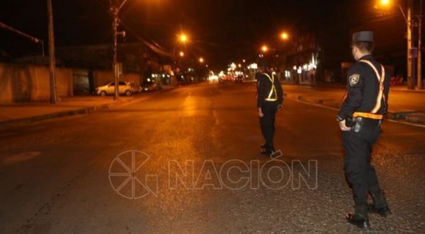 Policías salen a las calles para el control de la restricción de circulación