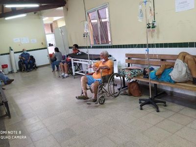 Piden sillas y sillones usados para pacientes internados en los pasillos de Clínicas