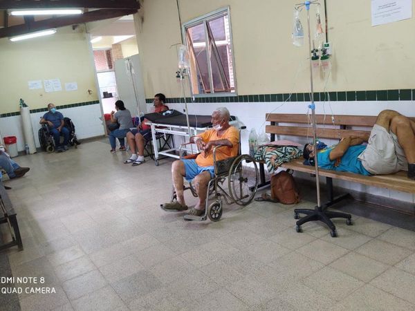 Piden sillas y sillones usados para pacientes internados en los pasillos de Clínicas