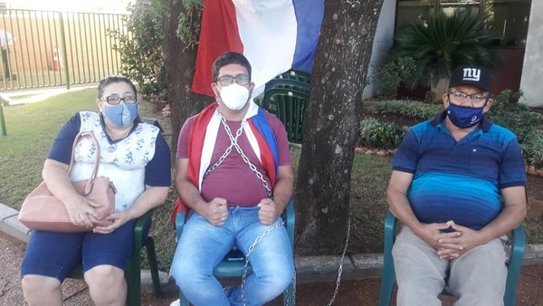 Exfuncionario de Tesãi se encadena frente a hospital - La Clave