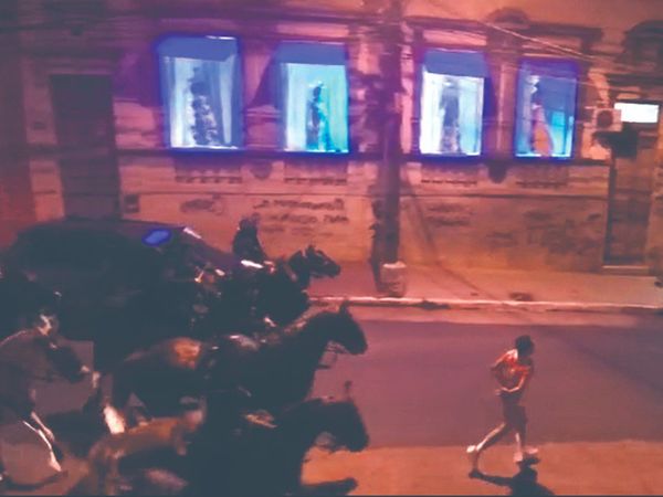 Obligado a trotar frente a caballos de la montada en la calle: "Les supliqué que paren"