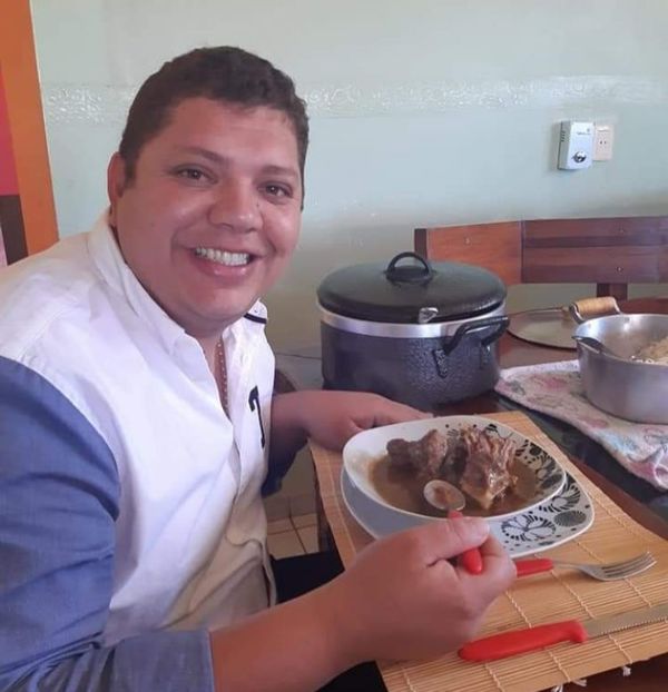 Hurreros se aglomeran para recibir al diputado Juancho Acosta que votó contra el juicio político