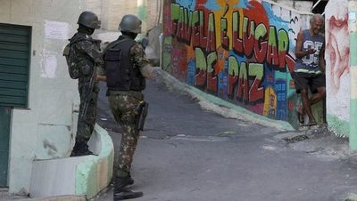 La ciudad de Río de Janeiro prohibió entrar al mar e ir a la playa