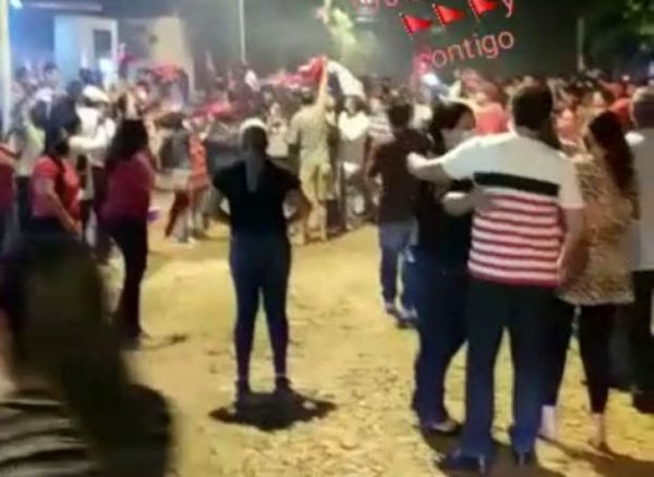Tras amenazas de hechos vandálicos por parte de liberales, colorados del Amambay se congregaron frente al domicilio del diputado Acosta