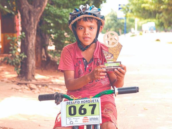 Ganó carrera con bicicleta sin frenos y le regalaron una nueva