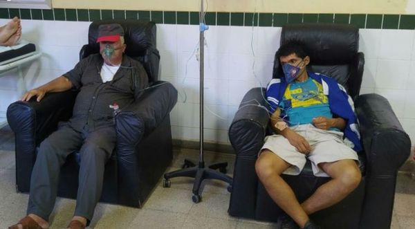 En sillones esperan camas en Clínicas: “Muy poco podemos hacer”, lamenta director