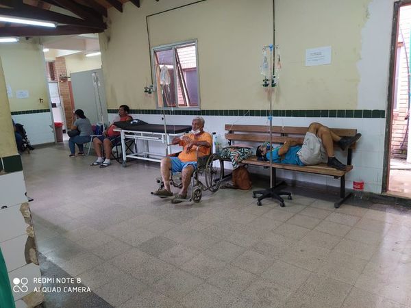 El momento que se temía: pacientes aguardan sentados en sillas por falta de camas - Nacionales - ABC Color