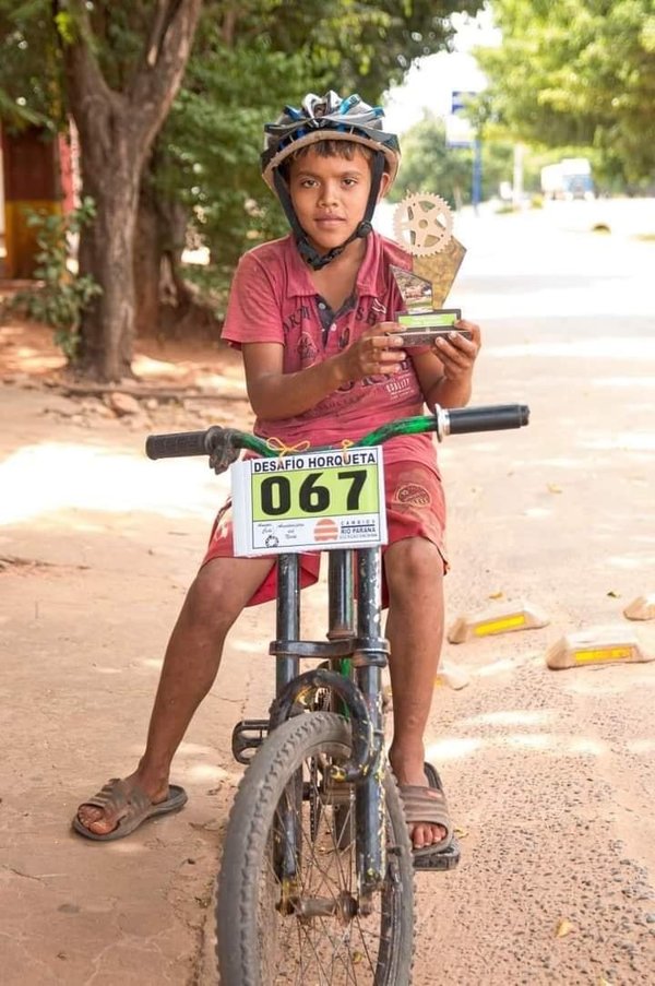 Con una bicicleta prestada y sin implementos deportivos necesarios, un niño de 10 años se llevó el primer lugar en competencia