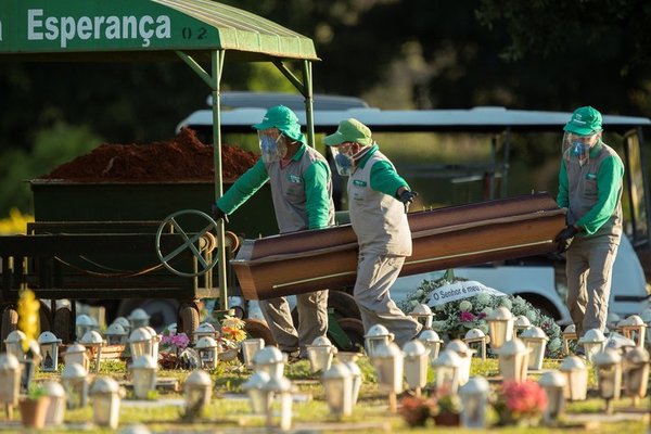 La mayoría de los brasileños dice que la pandemia está descontrolada