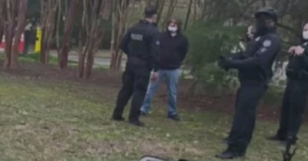 Arrestan a un hombre con un rifle y munición frente a la residencia de Kamala Harris en Washington - SNT