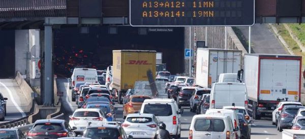 Parisinos intentan salir de la ciudad antes del confinamiento