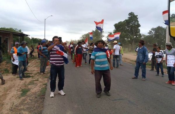 Indígenas cierran Transchaco en Irala Fernández - Nacionales - ABC Color