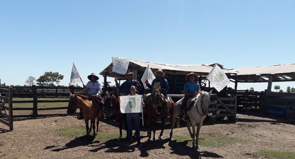 Impulsan el uso de banderas en vez de látigos para guía amigable del ganado - Nacionales - ABC Color