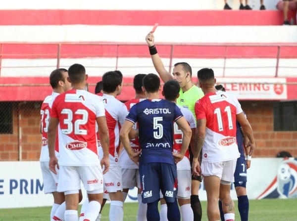 El Tribunal Disciplinario castigó a los tres expulsados de la fecha 8