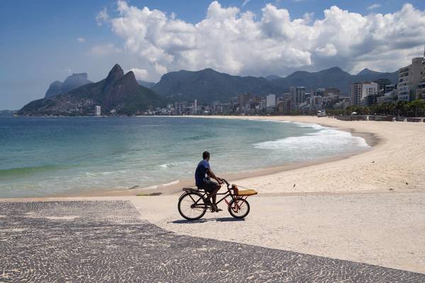 Río de Janeiro cierra sus playas los fines de semana para frenar propagación del virus