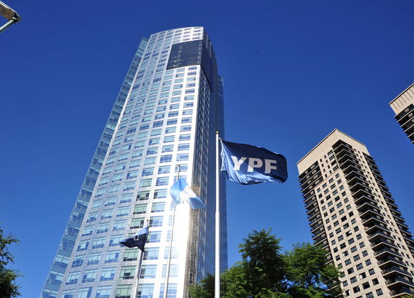 La petrolera argentina YPF invertirá más de 1.500 millones de dólares en Vaca Muerta - MarketData