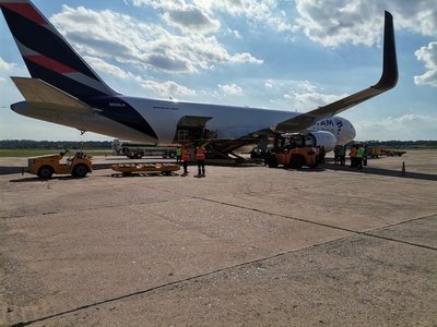 ¡Aquí están, aquí lo tienen! 36.000 dosis de vacunas contra el covid-19 ya están en Paraguay
