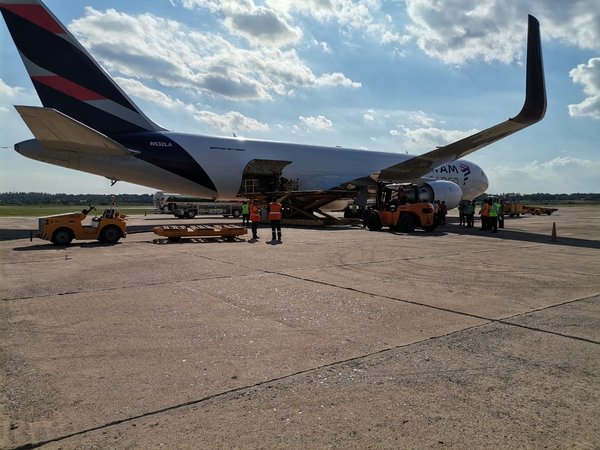 ¡Aquí están, aquí lo tienen! 36.000 dosis de vacunas contra el covid-19 ya están en Paraguay