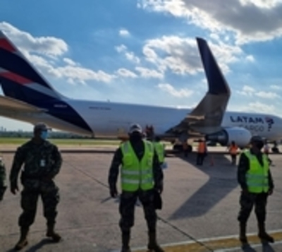 ¡Llegaron las vacunas de AstraZeneca a Paraguay! - Paraguay.com