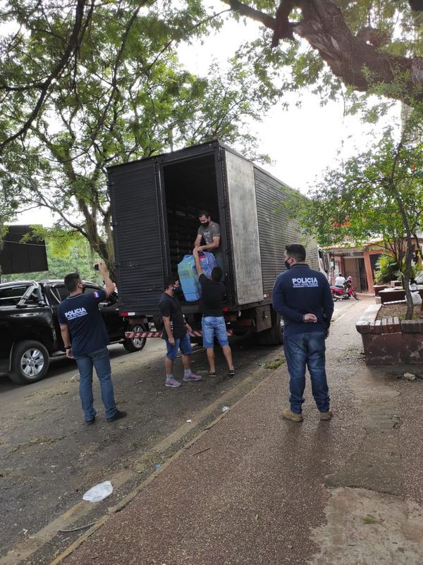Incautan casi 3.000 calzados por denuncia de contrabando en el Este - ABC en el Este - ABC Color