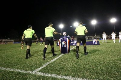 Un caso positivo de COVID-19 en el plantel de árbitros