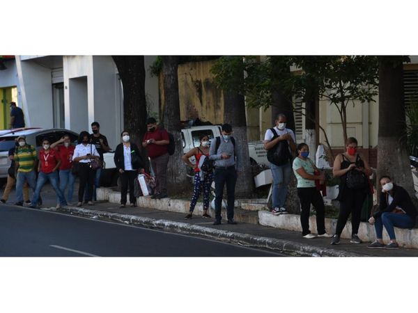 Calvario de pasajeros por regulada de ómnibus se acentúa con restricciones
