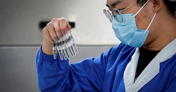 La Nación / No existe pedido formal para traer vacunas chinas