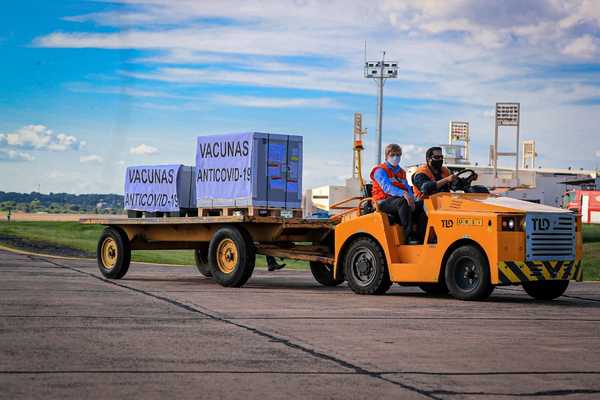 Nuevo lote de vacunas permitirá llegar al 90% del personal de blanco inmunizado
