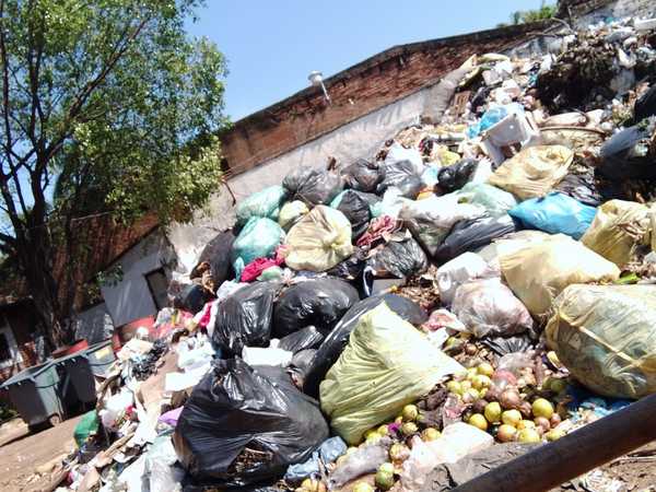 Municipalidad mantiene montaña de basuras en zona aledaña al arroyo y la ciclovía » San Lorenzo PY