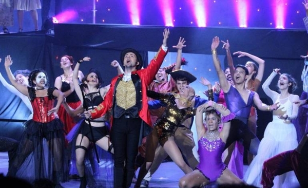 Diario HOY | “El Mega Showman”, musical al estilo de Broadway en el Teatro del Hotel Guaraní