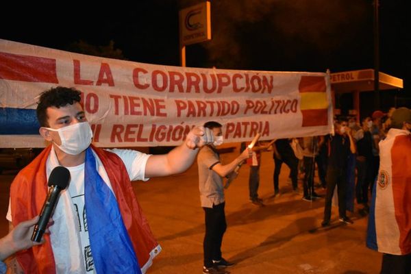 Escracharon al diputado Roque Sarubbi - Nacionales - ABC Color