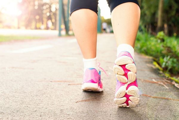 Si el ejercicio comienza a sentirse como una tarea, opta por la caminata