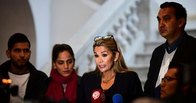 La Nación / Trasladan de madrugada a expresidenta de Bolivia a otra prisión en La Paz