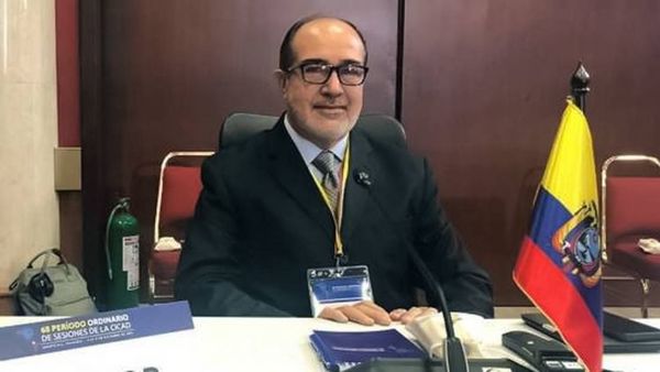 Renunció tercer ministro de salud de Ecuador, a 3 semanas de los comicios