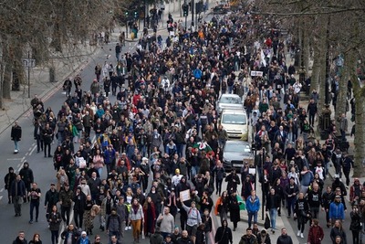 Miles de personas marcharon en Londres contra las restricciones por la pandemia | .::Agencia IP::.