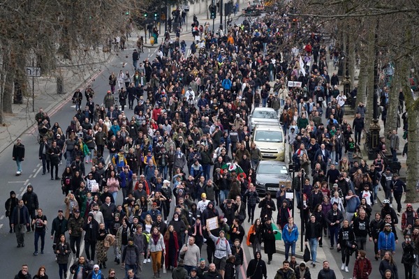 Miles de personas marcharon en Londres contra las restricciones por la pandemia | .::Agencia IP::.