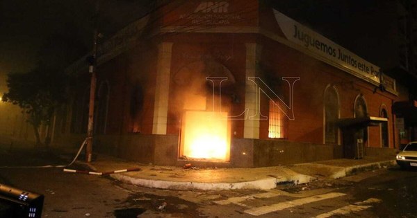 La Nación / “Osos blancos”, líderes históricos de la ANR rechazan vandalismo antidemocrático